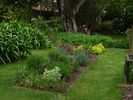 Le jardin avec le chne des Etats Unis d'Europe - Que si vous voulez une tige lisse, des branches droites, des feuilles de satin, adressez-vous au ple bouleau, au sureau creux, au saule pleureur; mais laissez en paix le grand chne. Ne lapidez pas qui vous ombrage .