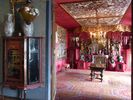 le salon rouge dcrit par Georges Hugo : Les aprs-soupers se passaient dhabitude dans le dcor somptueux du grand salon tendu de damas...mon grand-pre nous faisait des contes. Assis dans un fauteuil, il nous prenait entre ses genoux et nous parlait de tout prs