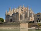 La cathdrale de la Seu. De style gothique dit catalan ; impressionnant par ses dimensions, elle est le symbole visuel de Palma, visible de toute la baie. 