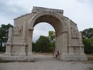 arc municipal aux sculptures d'influence grecque