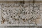 bas-reliefs sur le mausole, reprsentant des scnes de guerre