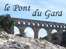 l'acqueduc, au sommet, conduisait l'eau d'Uzs  Nmes (52 km) ; le pont a t construit en pierres sches