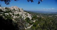 le village, la garrigue et, au loin, le Luberon