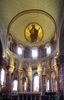 le magnifique choeur entour de huit colonnes couronnes de chapiteaux historis