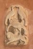 bas-relief : deux paons surmontent un aigle qui picore la tte d'un lion 