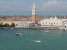 le campanile domine de gauche  droite le museo Correr, la librairia Marciana, la piazetta San Marco et le palais des Doges.