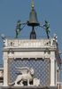 au sommet de la tour, le lion emblme de Venise et les maures qui sonnent les heures