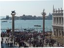 les deux colonnes monolithiques de la piazetta : l'une est surmonte du lion ail -St Marc- et l'autre reprsent Thodore terrassant le dragon