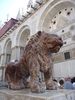 le lion veille sur une partie latrale
