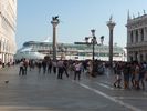 mastodonte venu branler les pilotis - noter que la plupart des croisiristes ne daignent pas descendre pour visiter- (fin)