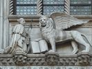dtail -le Doge Foscari est a genoux face au lion