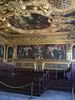 la salle du Snat au plafond surcharg...