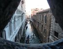 le voyageur passe sur le pont des soupirs pour visiter la prison du palais ; le condamn la quittait pour rejoindre le bourreau...-la vue donne sur le rio de la Canonica-