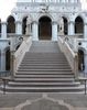 escalier des gants avec les statures de Mars et Neptune -chaque doge tait intronis par ce parcours- (fin)