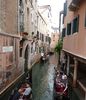 l'un des canaux qui entoure le thatre ; les gondoliers y diffusent -voire chantent- des airs d'opra