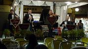 le concert quotidien, en nocturne, devant le caf Lavena