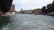 dbut du Grand Canal sous le Pont de Calatrava, au loin, sur la rive droite, le dme de l'glise San Simeone Piccolo 