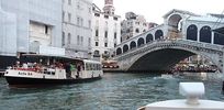 Ponte di Rialto -haute rive- trois rampes d'escalier et deux ranges de boutiques y sont installes et envahies par le tourisme