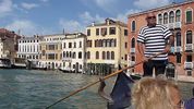 traverse du canal par la gondole ferry entre les quartiers Dorsoduro et San Marco 