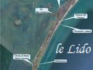 barrire naturelle entre la lagune et l'Adriatique, elle mesure 12km de long et,  certains endroits, seulement 500m de large.