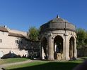 Monumentale fontaine St Jean avec sa vasque. Depuis le bassin de la fontaine, une canalisation alimentait, en sous-sol, le clotre des morts, la cour du sacristain et le quartier des convers.