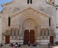 le portail ressemble tonnamment  l'arc de triomphe de St Rmy de Provence.