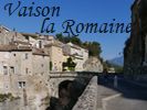 Le pont romain, vieux de 2000 ans, surplombe l'Ouvze aux crues dramatiques (dont celle de 1992).