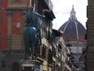 la statue de Ferdinand 1er de Mdicis fait face  la via Ricasoli.