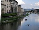 l'Arno bord par la galerie des Offices et enjamb par le ponte Grazzie