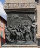 bas-relief sous la statue prcdente