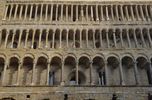 faade aux colonnes superposes et dpareilles
