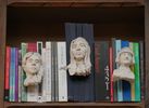 Les livres sont accompagns des figurines de leurs auteurs.