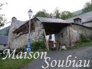 la maison, typique de la valle, est fortifie par deux murs d'enceinte et son haut porche.