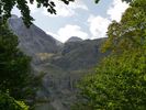 encadres par les feuillages, les cascades du rio Cinco ; en arrire-plan, le mont Perdu (3355m).