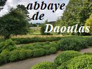 L'abbaye de Daoulas fut fonde au XIIe sicle. Elle surplombe la ville de Daoulas autrefois port stratgique entre le Lon et  la Cornouaille. Sur le clich, nous voyons le jardin des arbres mdicinaux amnag en 2015 et qui runit 350 espces venues de toute la plante.