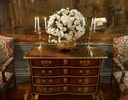 Salon des tapisseries : une commode d’époque Louis XIV de style Boulle en marqueterie d’écaille de tortue teintée en rouge, laiton et bois
