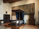 La même chambre est décorée par cette tapisserie de la manufacture des Flandres qui représente l’histoire de David et Agibail. Le lit est richement sculpté.
