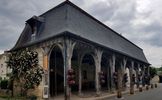 La halle aux cardeux accueillait jadis le marché de la laine.