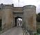La porte de Bierne (XVe sicle) et son pont-levis.