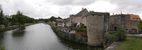 Le canal de la basse Colme longe la porte de Dunkerque et le rempart nord.