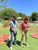 Le coach explique la technique  la mini-golfeuse.